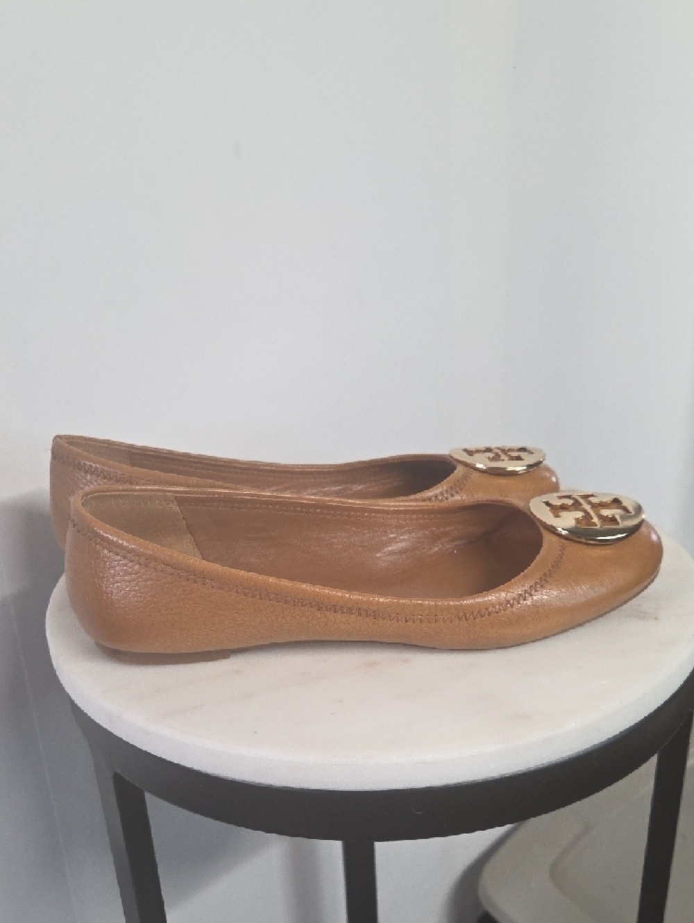 Tory Burch Tan Leather Round-Toe Flats with Gold Logo Size 7.5 - Picture 3 of 13